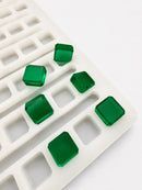 Formă pentru jeleuri cubice de 2.3 mL compatibilă cu dozator universal, 136 cavități — prim-plan; cuburi netede verde smarald; fundal alb