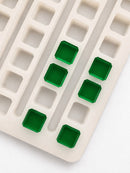 Formă pentru jeleuri cubice de 2.3 mL pentru dozator universal, 136 cavități — vedere de sus cu jeleuri verde smarald