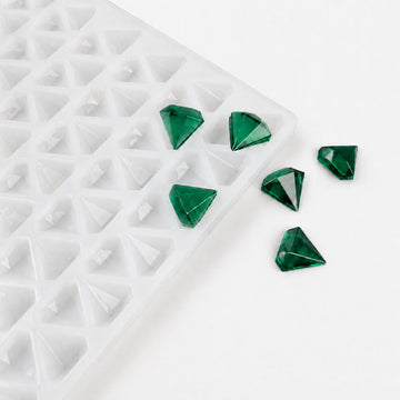 Formă pentru jeleuri diamant de 2 mL, 179 cavități, cu jeleuri translucide verde smarald
