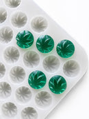 Formă pentru jeleuri frunză de 3.1 mL, 185 cavități — vedere în unghi cu jeleuri verde smarald