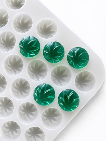 Formă pentru jeleuri frunză de 3.1 mL, 185 cavități — vedere în unghi cu jeleuri verde smarald