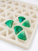 Forma pentru jeleuri diamant de 3.5 mL - 173 cavități - prim-plan, pe fundal alb, cu jeleuri verde smarald