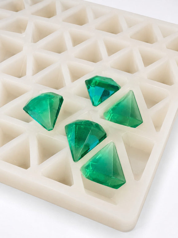 Forma pentru jeleuri diamant de 3.5 mL - 173 cavități - prim-plan, pe fundal alb, cu jeleuri verde smarald