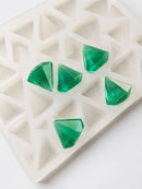 Forma pentru jeleuri diamant de 3.5 mL - 173 cavități - vedere din unghi, cu jeleuri verde smarald, translucide