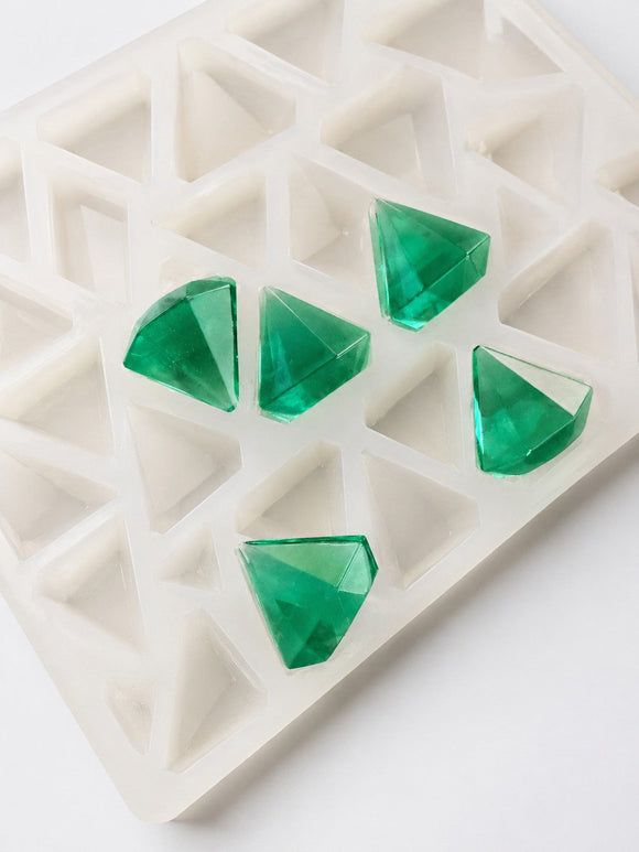 Forma pentru jeleuri diamant de 3.5 mL - 173 cavități - vedere din unghi, cu jeleuri verde smarald, translucide