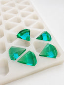 Forma pentru jeleuri diamant de 3.5 mL - 173 cavități - prim-plan din unghi, cu jeleuri verde smarald