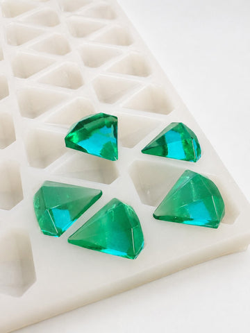 Forma pentru jeleuri diamant de 3.5 mL - 173 cavități - prim-plan din unghi, cu jeleuri verde smarald